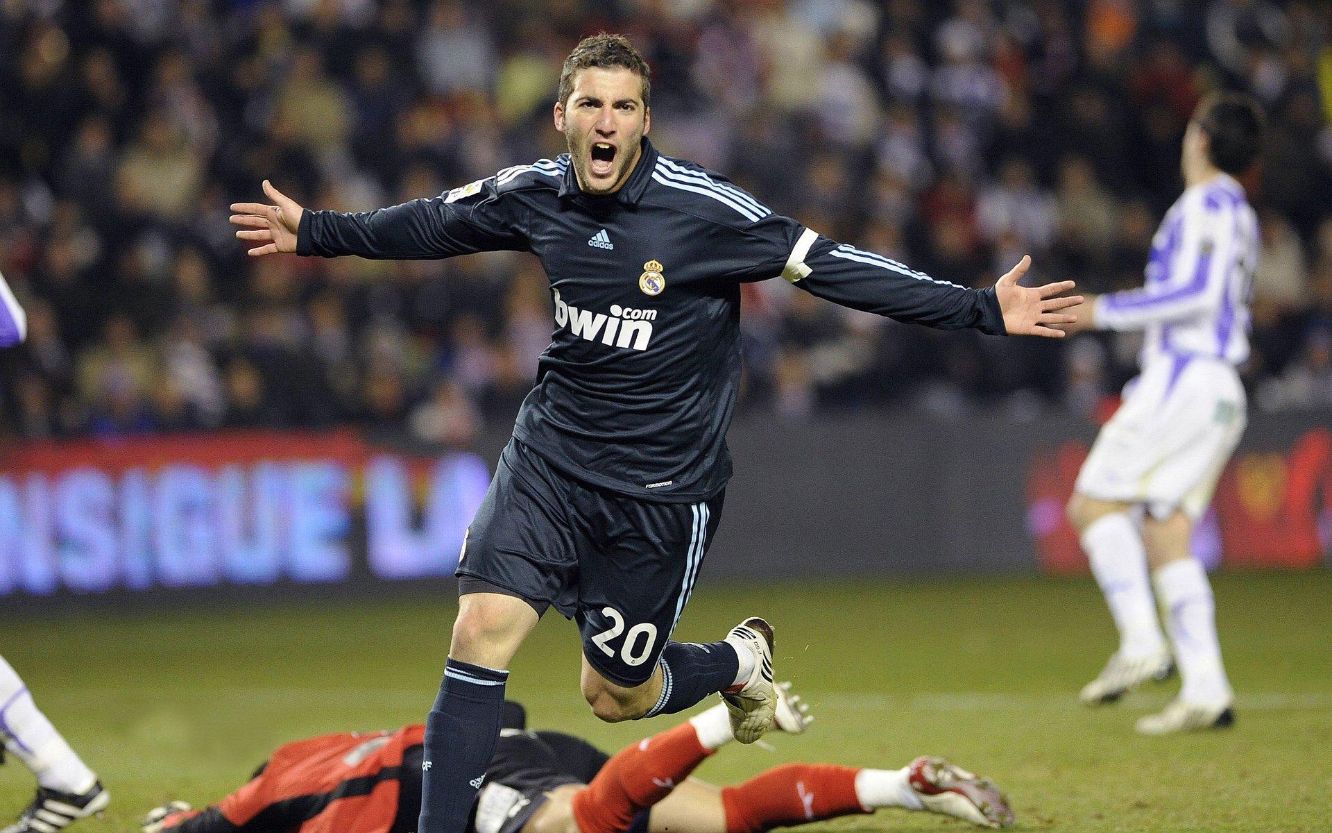 夜读,双星闪耀改写足坛格局,2亿齐飞引领4亿妄为时代